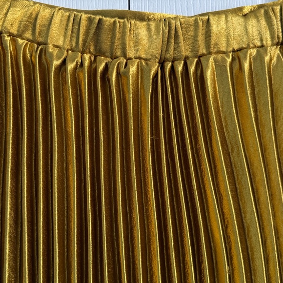 Lulus Pretty Pleats Gold Metallic Pleated Midi Skirt Size Small - Picture 8 of 13